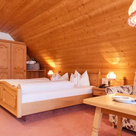 Sonne Post Mit Schwimmbad 3* تيتيسي نيوستادت