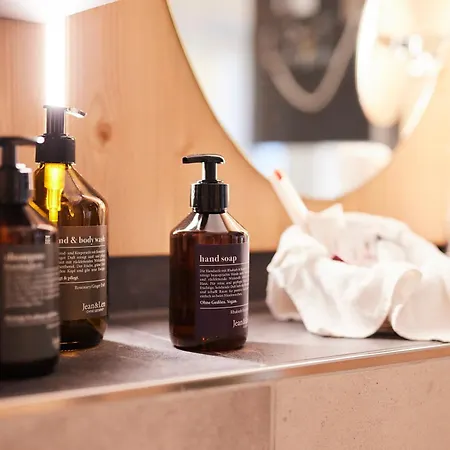 Sonne Post Mit Schwimmbad 3* تيتيسي نيوستادت